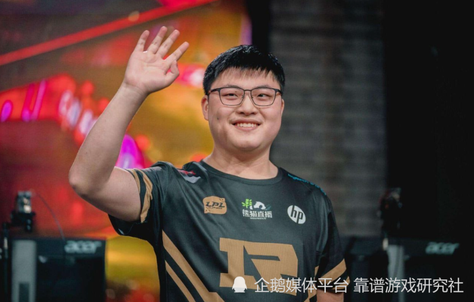 Uzi巅峰对决，Faker与40激战快船分钟，战术调整胜负难料！