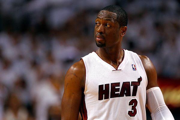 篮球比赛结束后,比赛完的队友们修改